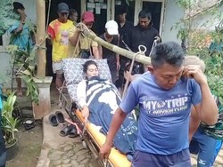 Akses Sulit di Cipatat, Warga Gotong Pasien Menuju Ambulans