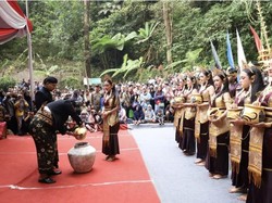 Tradisi-Mitos yang Masih Hidup di Air Terjun Sedudo Nganjuk Saat Suro