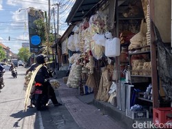 H-1 Galungan, Warga Klungkung Berburu Bahan Penjor di Menit Terakhir