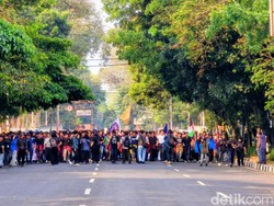 Ribuan Mahasiswa BEM SI Jabar Kepung DPRD, Bawa Replika Pancung
