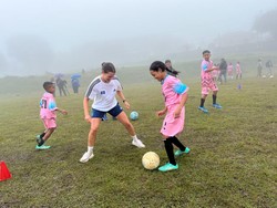 Anak Perempuan di TTS Dilatih Sepakbola oleh Klub Jerman Hamburger SV