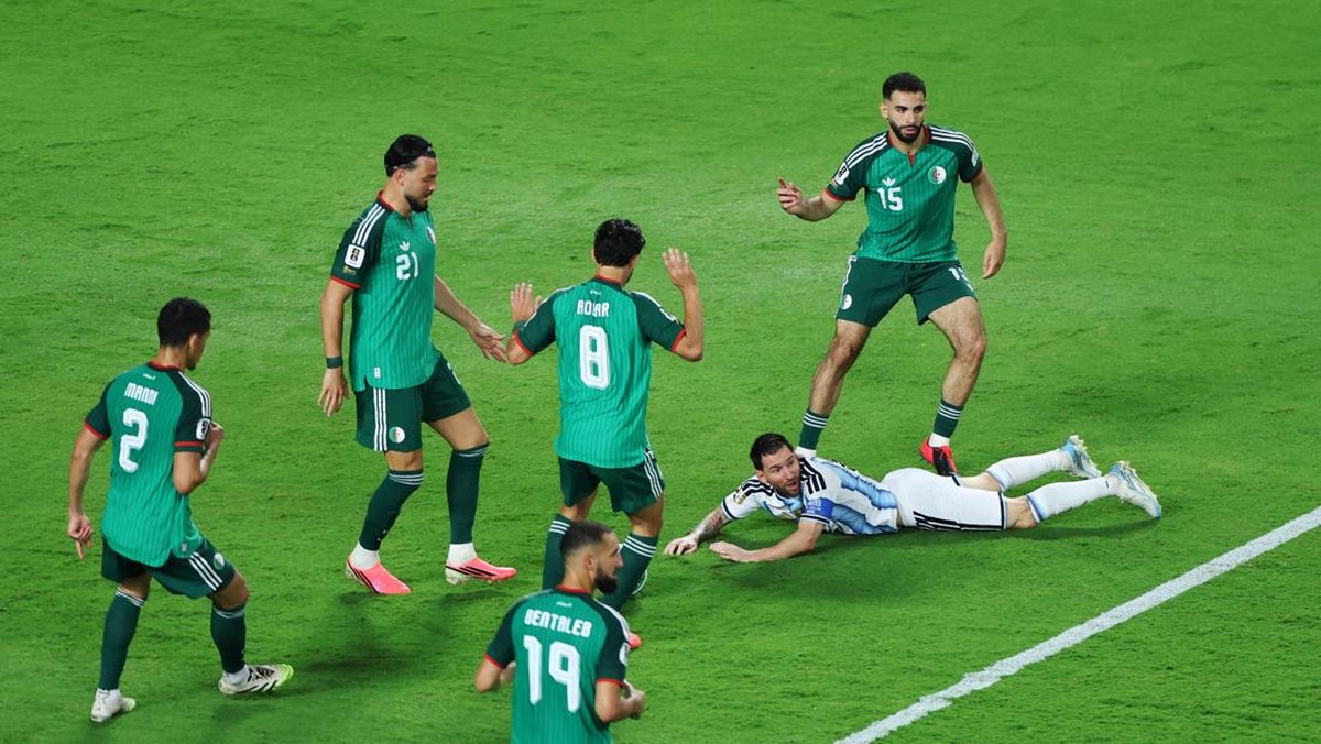 Soccer Football - FIFA World Cup 2026 - Group J - Argentina v Algeria - Kansas City Stadium, Kansas City, Missouri, U.S. - June 16, 2026 Argentina's Lionel Messi in action with Algeria's Rayan Ait Nouri, Houssem Aouar, Ramy Bensebaini, Aissa Mandi an
