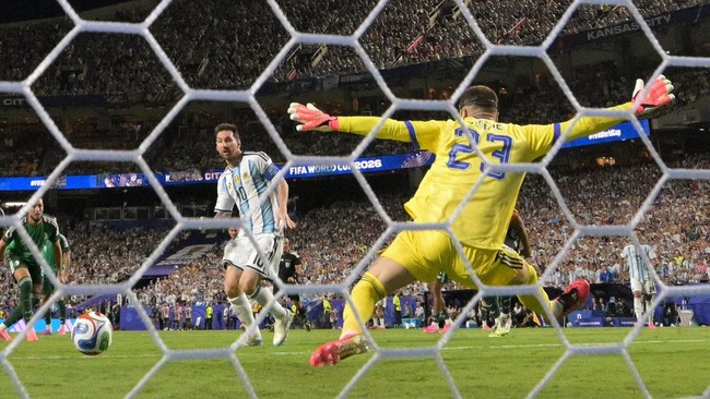 Argentina's forward #10 Lionel Messi shoots and scores his team's second goal during the 2026 World Cup Group J football match between Argentina and Algeria at the Kansas City Stadium in Kansas City on June 16, 2026.  (Photo by JUAN MABROMATA / AFP)