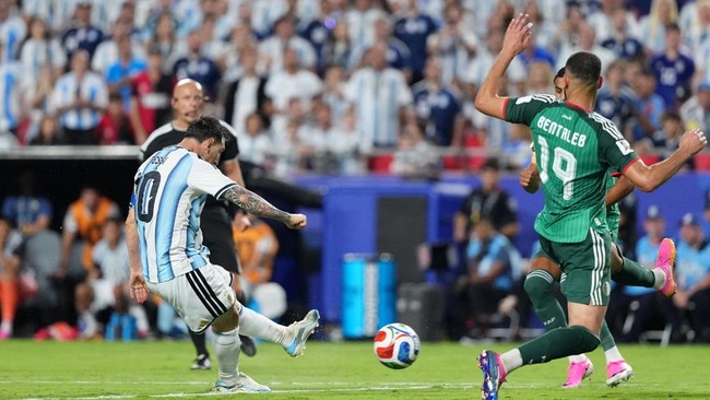 Soccer Football - FIFA World Cup 2026 - Group J - Argentina v Algeria - Kansas City Stadium, Kansas City, Missouri, U.S. - June 16, 2026 Argentina's Lionel Messi scores their third goal to complete a hat-trick IMAGN IMAGES via Reuters/Jay Biggerstaff