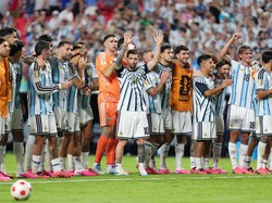 Soccer Football - FIFA World Cup 2026 - Group J - Argentina v Algeria - Kansas City Stadium, Kansas City, Missouri, U.S. - June 16, 2026 Argentina's Lionel Messi celebrates with teammates after the match IMAGN IMAGES via Reuters/Jay Biggerstaff