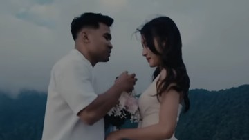 Berita Seputar Selebriti Insertlive Terkini : Terpopuler: Asnawi Mangkualam Lamar Pacar vs Penyebab Sarah Sechan Dikira Makan Permen