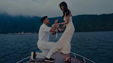 Berita Viral Selebriti dari InsertLive : Asnawi Mangkualam Resmi Lamar Yuriska Patricia, Momen Romantis di Atas Kapal Bikin Heboh