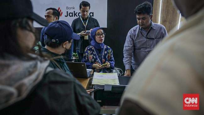 Sejumlah pengunjung memadati Gerai Samsat milik Badan Pendapatan Daerah (Bapenda) DKI Jakarta di Hall C1 Anjungan Pemprov DKI Jakarta, Jiexpo Kemayoran, Jakarta, Selasa (16/6). (CNN Indonesia/Febria Adha L)
