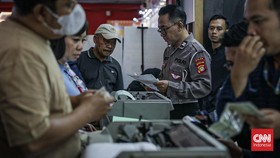 Sejumlah pengunjung memadati Gerai Samsat milik Badan Pendapatan Daerah (Bapenda) DKI Jakarta di Hall C1 Anjungan Pemprov DKI Jakarta, Jiexpo Kemayoran, Jakarta, Selasa (16/6). (CNN Indonesia/Febria Adha L)