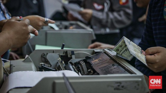 Sejumlah pengunjung memadati Gerai Samsat milik Badan Pendapatan Daerah (Bapenda) DKI Jakarta di Hall C1 Anjungan Pemprov DKI Jakarta, Jiexpo Kemayoran, Jakarta, Selasa (16/6). (CNN Indonesia/Febria Adha L)