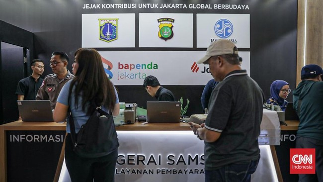 Sejumlah pengunjung memadati Gerai Samsat milik Badan Pendapatan Daerah (Bapenda) DKI Jakarta di Hall C1 Anjungan Pemprov DKI Jakarta, Jiexpo Kemayoran, Jakarta, Selasa (16/6). (CNN Indonesia/Febria Adha L)