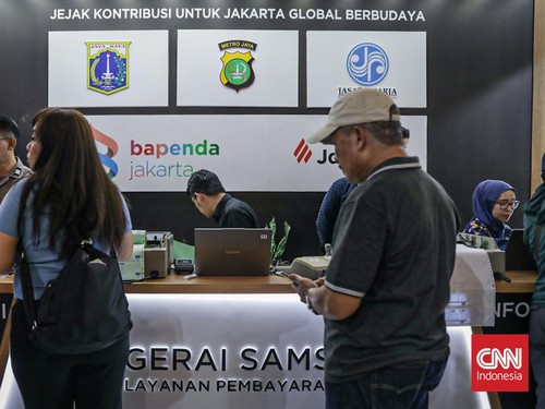 Sejumlah pengunjung memadati Gerai Samsat milik Badan Pendapatan Daerah (Bapenda) DKI Jakarta di Hall C1 Anjungan Pemprov DKI Jakarta, Jiexpo Kemayoran, Jakarta, Selasa (16/6). (CNN Indonesia/Febria Adha L)