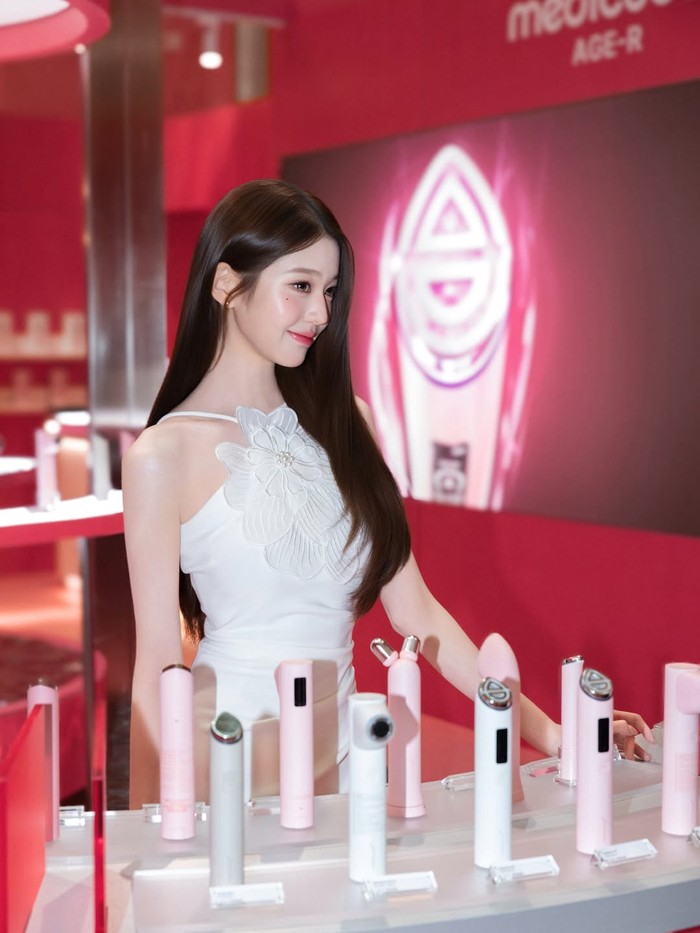 Beauties, bagi yang belum tahu, Jang Wonyoung IVE turut datang untuk merayakan pembukaan pop-up store medicube Korea beberapa waktu lalu, tepatnya pada Kamis, (11/6) waktu setempat./ Foto: instagram.com/medicube_korea