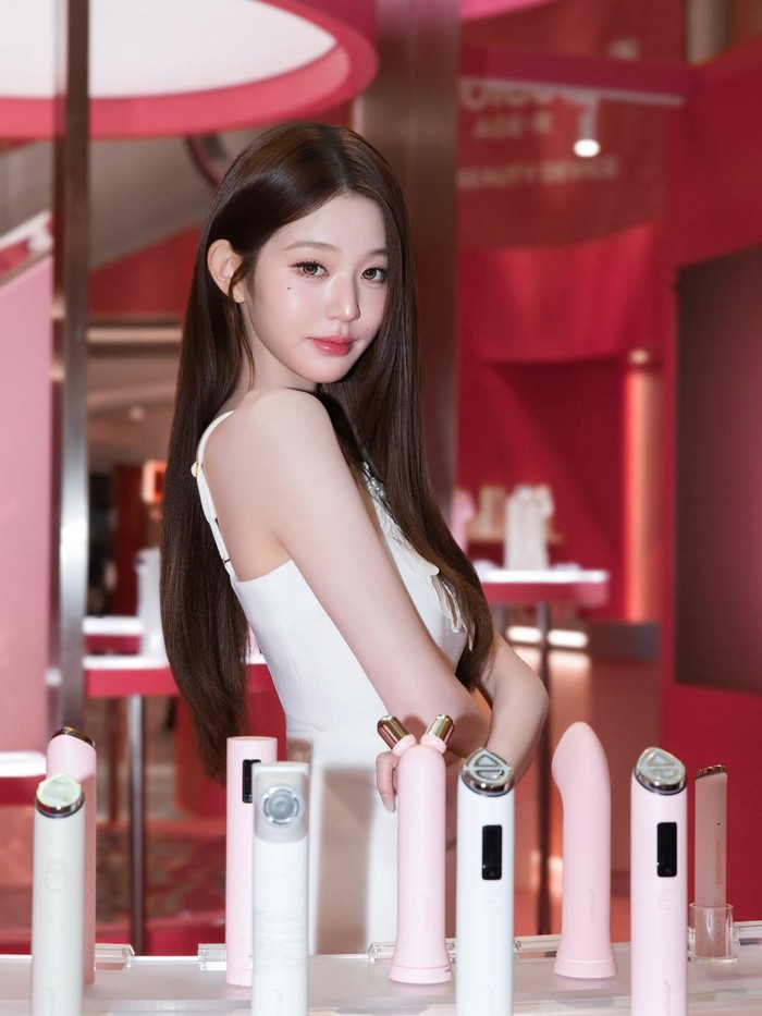 Berbalut dress putih elegan, sang idol yang akan genap berusia 22 tahun pada 31 Agustus 2026 mendatang memamerkan visual menawan bak bidadari di grand opening medicube &lsquo;Pink Glow Tech Lounge&rsquo;./ Foto: instagram.com/medicube_korea