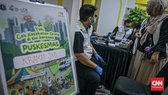 Sejumlah pengunjung mengecek kesehatan di stan Jaksehat dalam acara Jakarta Fair di Jiexpo Kemayoran 2026, Jakarta, Selasa (16/6). (CNN Indonesia/Febria Adha L)