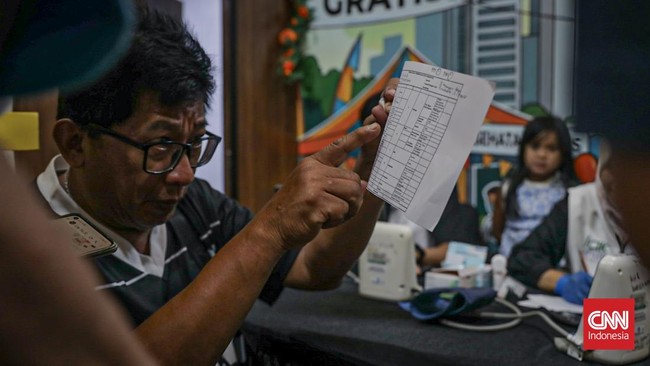 Sejumlah pengunjung mengecek kesehatan di stan Jaksehat dalam acara Jakarta Fair di Jiexpo Kemayoran 2026, Jakarta, Selasa (16/6). (CNN Indonesia/Febria Adha L)