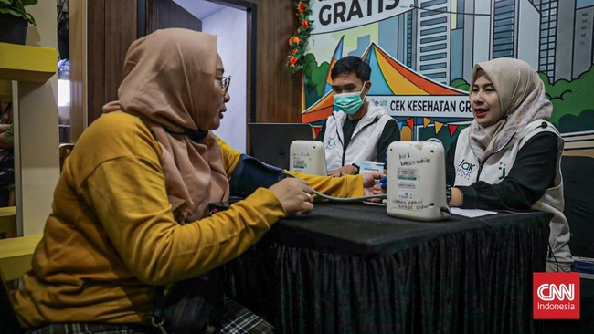 Sejumlah pengunjung mengecek kesehatan di stan Jaksehat dalam acara Jakarta Fair di Jiexpo Kemayoran 2026, Jakarta, Selasa (16/6). (CNN Indonesia/Febria Adha L)