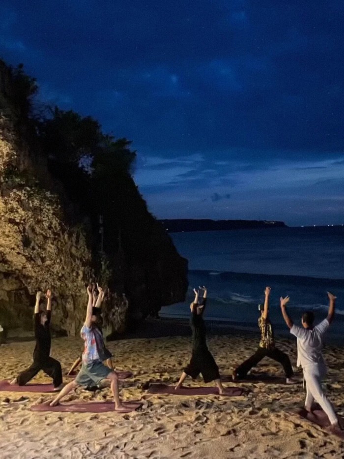 DAZED Korea merayakan peringatan satu dekade debut NCT 127 dengan mengangkat tema 'Our Paradise' yang menangkap keceriaan dan kekompakan grup berusia 10 tahun dengan latar keindahan alam Pulau Bali, Beauties./ Foto: instagram.com/dazedkorea