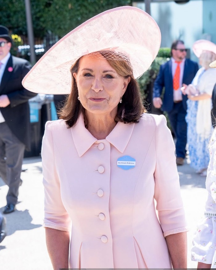Di hari kedua Royal Ascot, Carole Middleton tampil elegan dengan coat dress pink Catherine Walker yang pernah ia kenakan di pernikahan Pippa Middleton pada 2017/Foto: instagram.com/royalfashionpolice