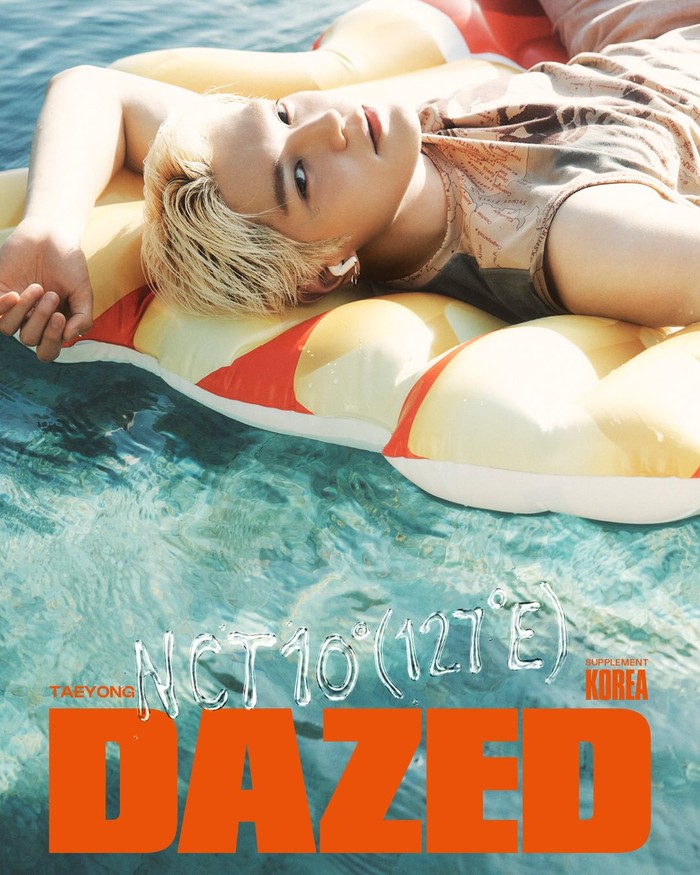 Di sisi lain, sang pemimpin NCT yakni Taeyong tampak nyaman merebahkan diri di atas ban renang, membiarkan arus tenang dari jernihnya air kolam resort Jumeirah Bali mengantarkan kontak matanya dengan sinar hangat mentari./ Foto: instagram.com/dazedkorea