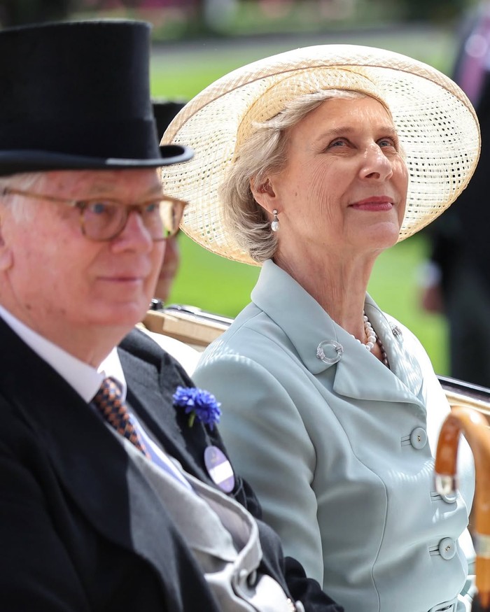 Duchess of Gloucester tampil elegan dalam coat dress biru kehijauan yang dipadukan kalung mutiara klasik dan topi musim panas yang anggun/Foto: instagram.com/theroyalfamily