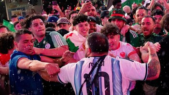 Soccer Football - FIFA World Cup 2026 - Argentina Fans gather in Times Square, New York - New York, New York, U.S. - June 15, 2026 Algeria fans clash with Argentina fans as they gather in Times Square REUTERS/Carolina Herrera     TPX IMAGES OF THE DA