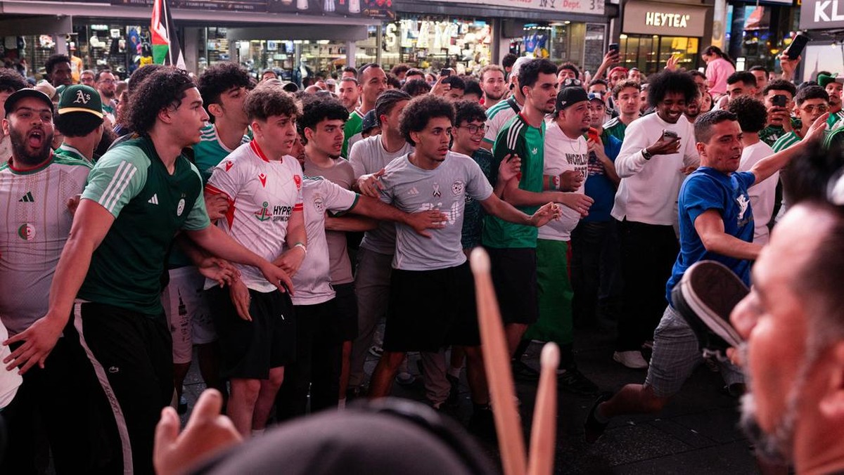 Soccer Football - FIFA World Cup 2026 - Argentina Fans gather in Times Square, New York - New York, New York, U.S. - June 15, 2026 Algeria fans clash with Argentina fans as they gather in Times Square REUTERS/Carolina Herrera