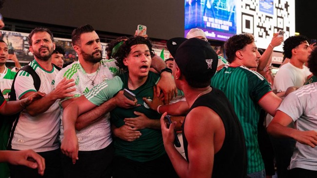 Soccer Football - FIFA World Cup 2026 - Argentina Fans gather in Times Square, New York - New York, New York, U.S. - June 15, 2026 Algeria fans clash with Argentina fans as they gather in Times Square REUTERS/Carolina Herrera