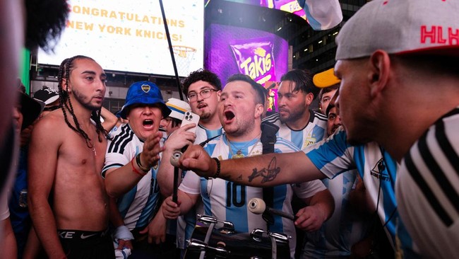 Soccer Football - FIFA World Cup 2026 - Argentina Fans gather in Times Square, New York - New York, New York, U.S. - June 15, 2026 An Argentina fan plays the drum as they gather in Times Square REUTERS/Carolina Herrera