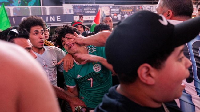 Soccer Football - FIFA World Cup 2026 - Argentina Fans gather in Times Square, New York - New York, New York, U.S. - June 15, 2026 Algeria fans clash with Argentina fans as they gather in Times Square REUTERS/Carolina Herrera     TPX IMAGES OF THE DA
