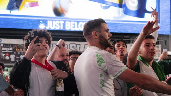 Soccer Football - FIFA World Cup 2026 - Argentina Fans gather in Times Square, New York - New York, New York, U.S. - June 15, 2026
Algeria fans shout as they gather in Times Square REUTERS/Carolina Herrera