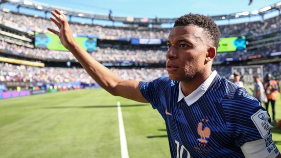 France's forward #10 Kylian Mbappe acknowledges the crowd after winning the 2026 World Cup Group I football match between France and Senegal at the New York/New Jersey Stadium in East Rutherford on June 16, 2026.  (Photo by FRANCK FIFE / AFP)