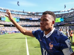 France's forward #10 Kylian Mbappe acknowledges the crowd after winning the 2026 World Cup Group I football match between France and Senegal at the New York/New Jersey Stadium in East Rutherford on June 16, 2026.  (Photo by FRANCK FIFE / AFP)