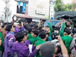 Mahasiswa Paksa Truk TNI Putar Balik saat Aksi di Medan