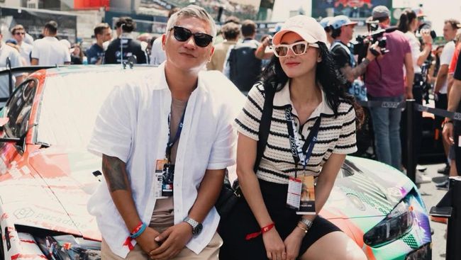 Gaya Pacaran Gading Marten dan Medina Nonton Balapan Sambil Pelukan Mesra di Prancis