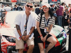 Gaya Pacaran Gading Marten & Medina Nonton Balapan Sambil Pelukan Mesra di Prancis
