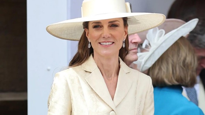 Kate Middleton Pakai Kembali Anting Pernikahannya di Acara Order of the Garter Service