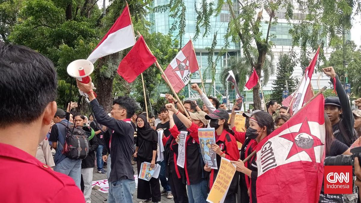 Massa GMNI Demo di Depan DPRD Medan, Soroti Program Boros Anggaran