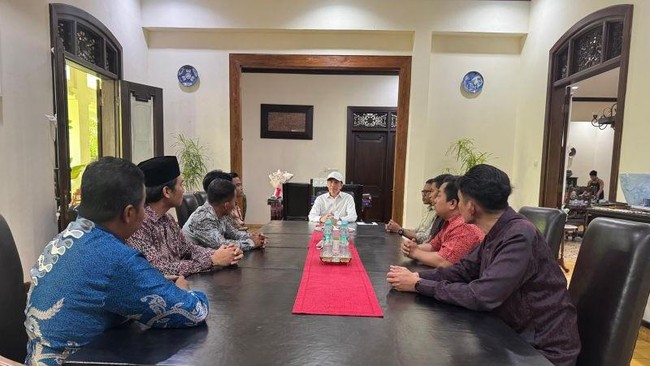 Pengurus Besar Ikatan Alumni (PB-IKA) BEM Nusantara beraudiensi dengan Presiden Ke-7 RI Joko Widodo di kediamannya di Solo, Jawa Tengah.