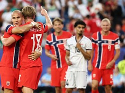 Soccer Football - FIFA World Cup 2026 - Group I - Iraq v Norway - Boston Stadium, Foxborough, Massachusetts, U.S. - June 16, 2026 Norway's Leo Ostigard and Kristian Thorstvedt celebrate their fourth goal, an own goal scored by Iraq's Aymen Hussein IM