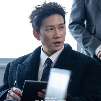 Pesona Ji Sung sebagai Mantan Bos Gangster di Drakor Komedi Kriminal Baru