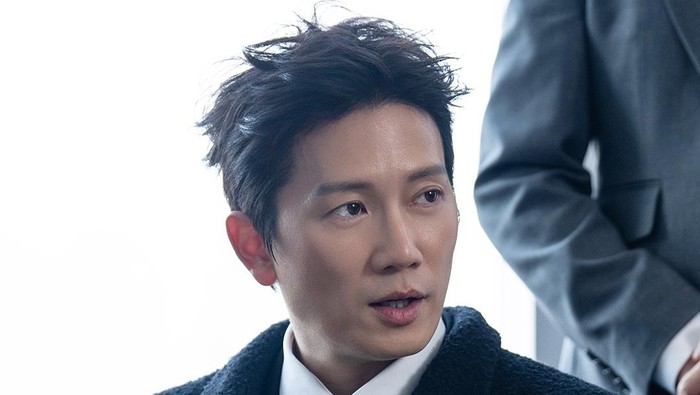 Pesona Ji Sung sebagai Mantan Bos Gangster di Drakor Komedi Kriminal Baru