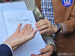 Jokowi Tanda Tangani Buku Baru Rismon Otentikasi Ijazah Joko Widodo