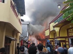 Kebakaran Hebat di Jalan Sultan Alauddin Makassar Hanguskan 10 Rumah