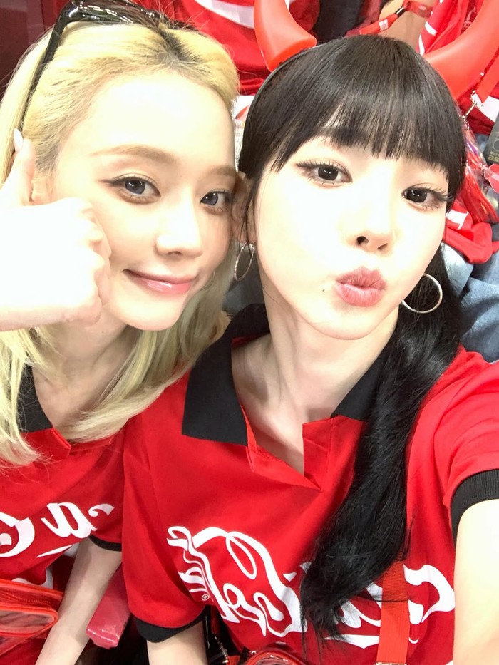 Kedua member aespa ini hadir untuk mendukung langsung tim nasional Korea Selatan yang berhasil meraih kemenangan 2-1 atas Ceko. Melalui postingan di media sosial, mereka tampak bersemangat dan menikmati atmosfer pertandingan./ Foto: instagram.com/imwinter