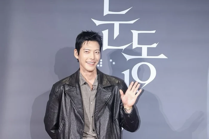 Aktor Korea Kim Woo Bin menunjukkan dukungan secara langsung untuk istrinya, Shin Min Ah, dengan datang di premiere film The Eyes