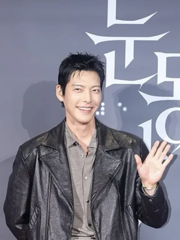 Aktor Korea Kim Woo Bin menunjukkan dukungan secara langsung untuk istrinya, Shin Min Ah, dengan datang di premiere film The Eyes