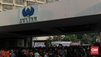 Sejumlah masa penolak eksekusi Hotel Sultan melakukan aksi d depan Lobby Hotel Sultan. Jakarta, Selasa, 17 Juni 2026. (CNN Indonesia/Adhi Wicaksono)