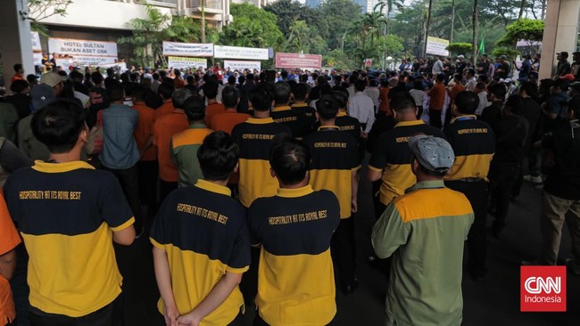 Sejumlah masa penolak eksekusi Hotel Sultan melakukan aksi d depan Lobby Hotel Sultan. Jakarta, Selasa, 17 Juni 2026. (CNN Indonesia/Adhi Wicaksono)
