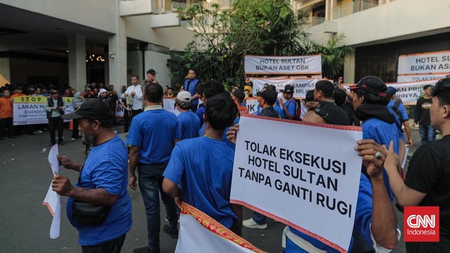 Sejumlah masa penolak eksekusi Hotel Sultan melakukan aksi d depan Lobby Hotel Sultan. Jakarta, Selasa, 17 Juni 2026. (CNN Indonesia/Adhi Wicaksono)